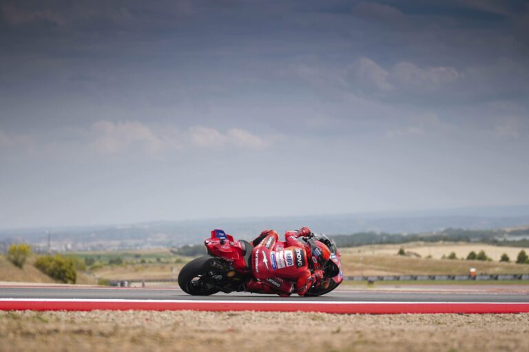 Marquez vince la gara sprint ad Aragon davanti a suo fratello Alex, 4° Morbidelli