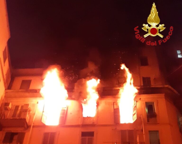 Incendio in un palazzo a Milano, donna presa dal panico si butta dal quinto piano e muore