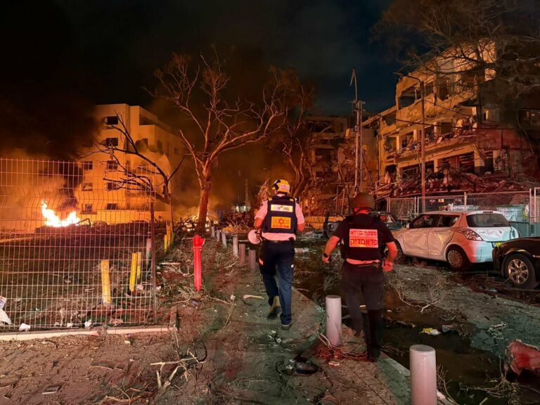 Tra Iran e Israele un’altra notte di attacchi e missili, IDF “Ucciso il nuovo capo di stato maggiore dell’Esercito”