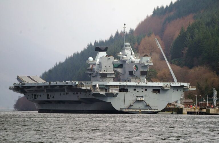 Il governo britannico investe sulla Difesa, 5 miliardi di sterline in droni e armi laser