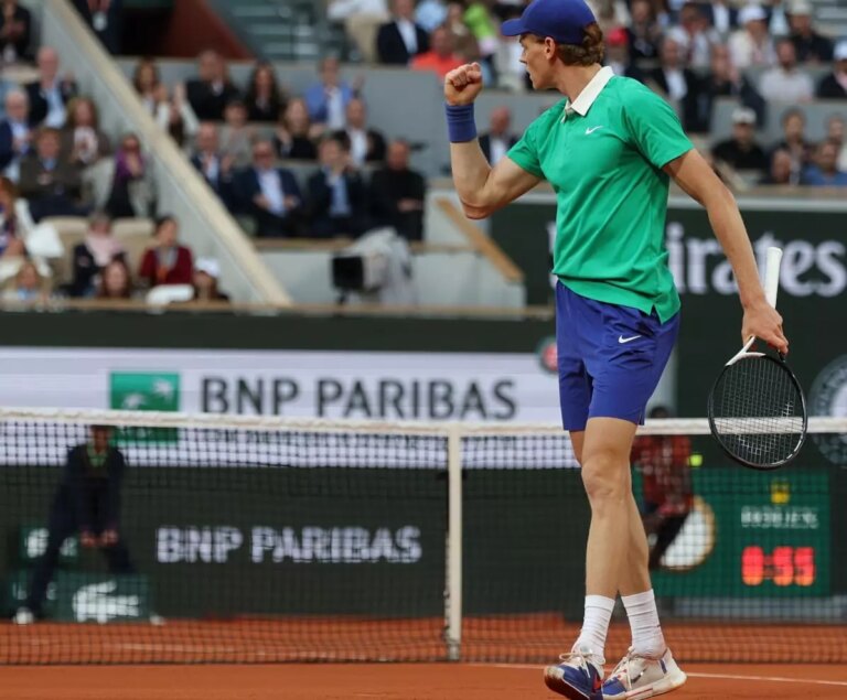 Sinner regola Djokovic in tre set, sarà finale al Roland Garros contro Alcaraz