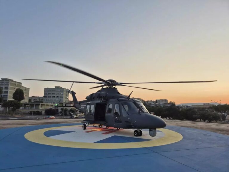 Sardegna, un elicottero del 15° Stormo recupera un uomo in difficoltà su una scogliera