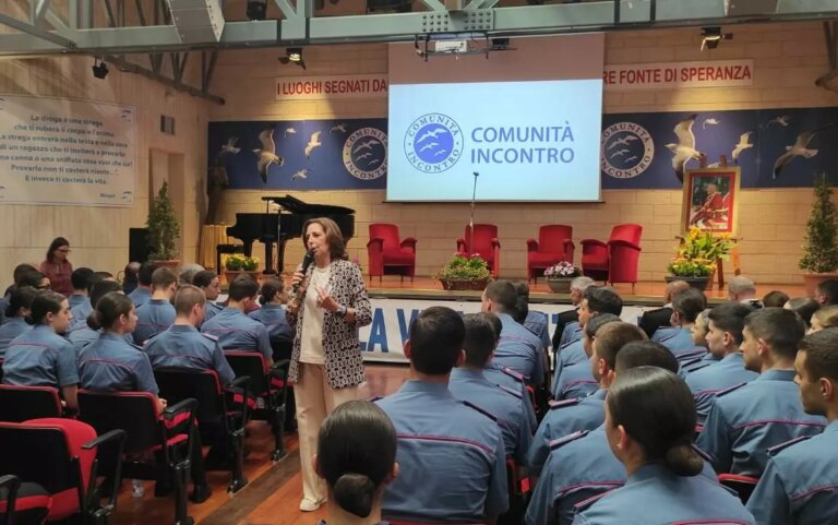 Il sottosegretario Rauti in visita alla comunità incontro ‘Scuola, vita e rinascita’