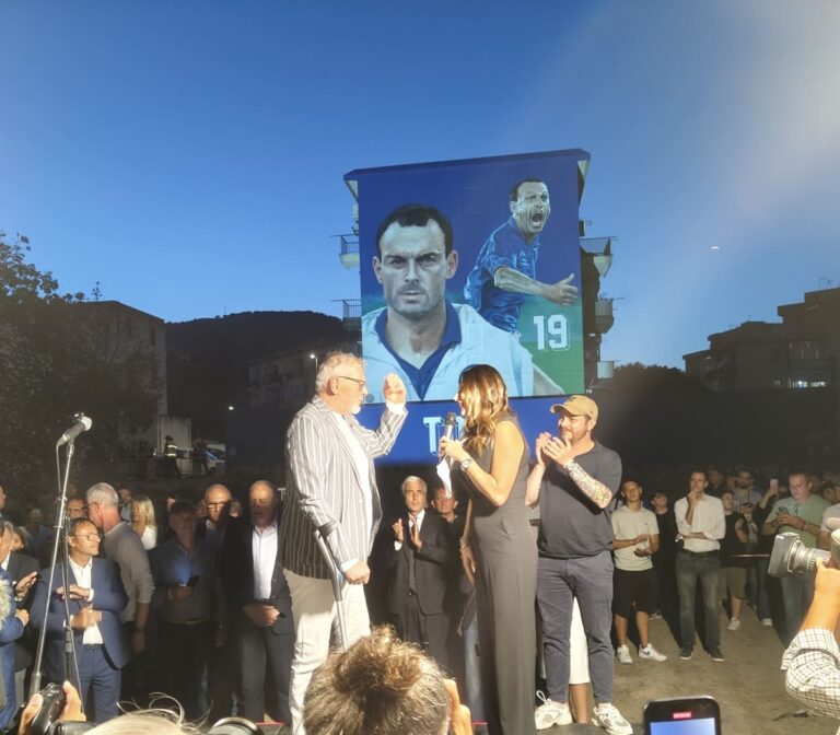 A Palermo un murale dedicato a Totò Schillaci, si affaccia sul campo da calcio del Cep