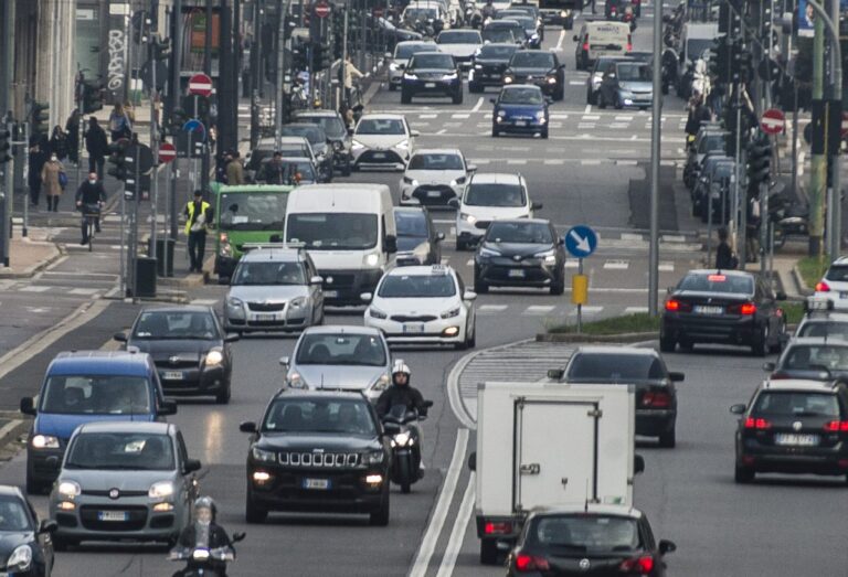 A giugno il mercato dell’auto in calo del 17,4% su base annua