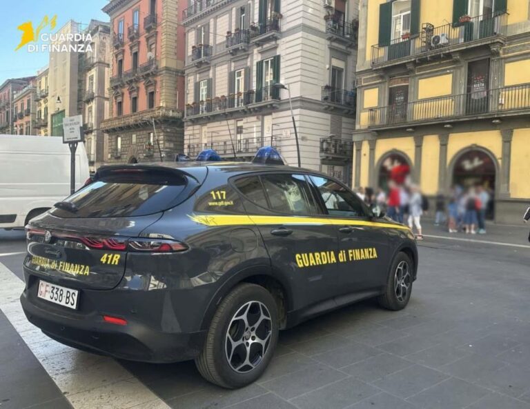 Napoli, lotta alla contraffazione. Sequestrati oltre 18 mila articoli