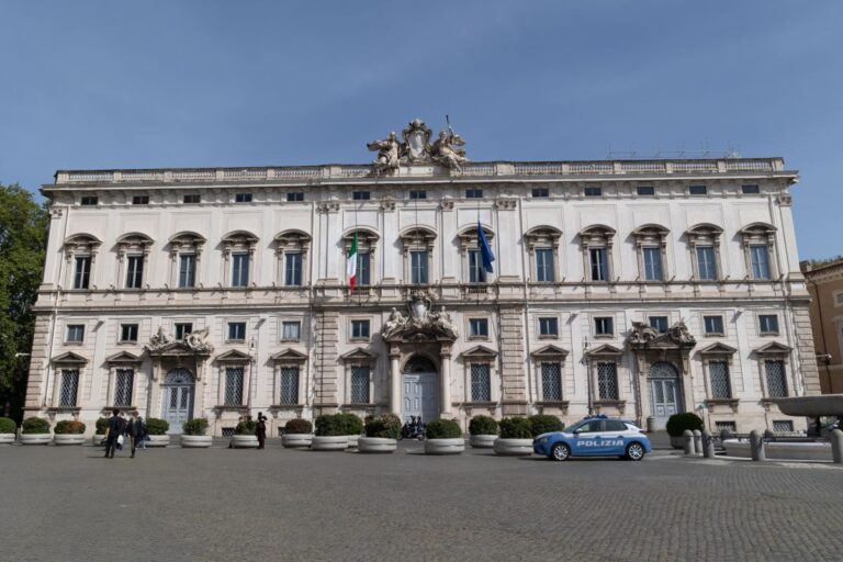 Consulta “Illegittimo tetto 240 mila euro l’anno per stipendi pubblici”
