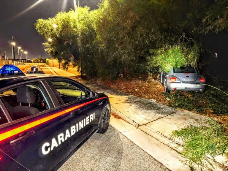 Automobilista ubriaco fugge all’alt dei Carabinieri nel cagliaritano, poi si schianta contro un albero