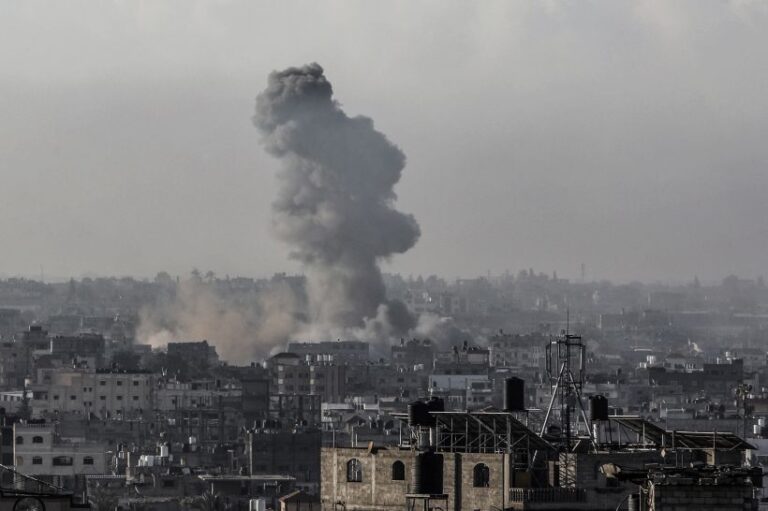 Due morti in raid Israele sulla chiesa cattolica di Gaza, ferito padre Romanelli. Meloni “Inaccettabile”