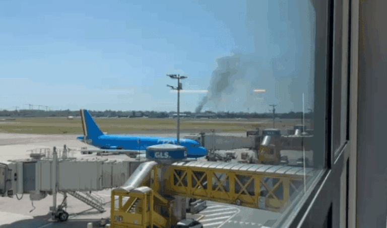 Incendio nel campo nomadi di via Toffetti a Milano, alta colonna di fumo
