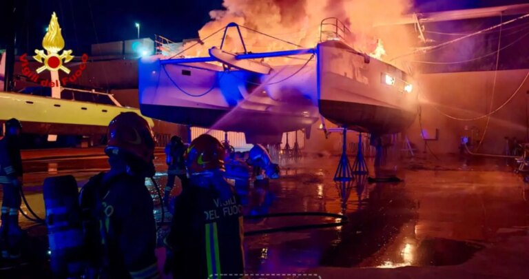 Incendio in un cantiere nautico ad Olbia, a fuoco un catamarano