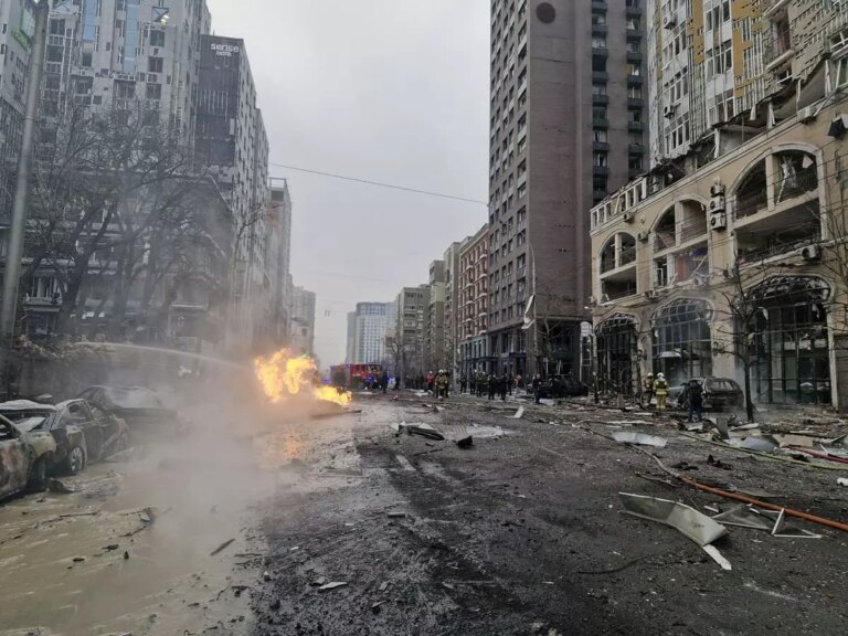 Ucraina, attacchi russi nella notte: droni e missili colpiscono Kiev e Leopoli