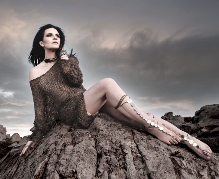Laura Pausini, dal 12 settembre “La mia storia tra le dita” cantata in tre lingue
