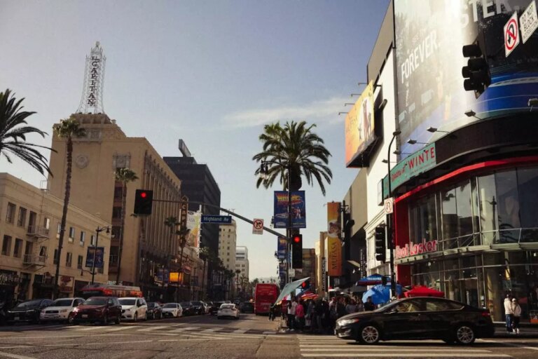 Auto sulla folla a Los Angeles, almeno 30 feriti