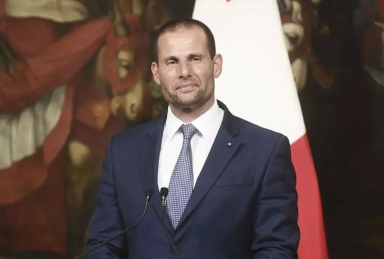 Il premier di Malta invita alla cautela sulla legge sull’eutanasia