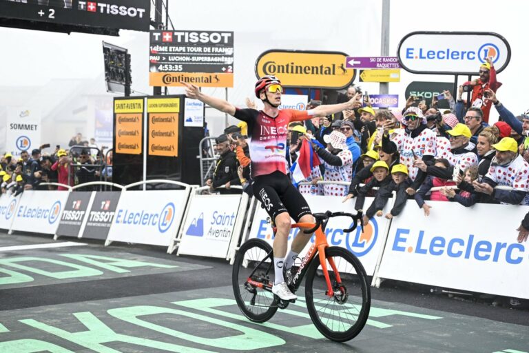 Tour de France, Arensman vince la 14esima tappa. Pogacar resta in giallo
