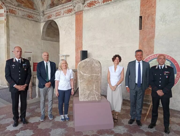 Carabinieri Tpc consegnano alla Soprintendenza di Trento una statua stele in marmo risalente all’età del Rame