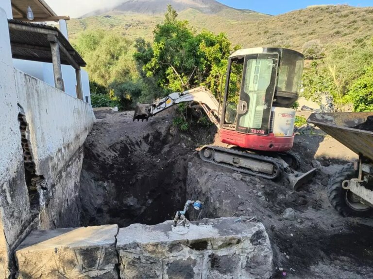A Stromboli via ai lavori di rimozione di massi e fango dei torrenti dopo i nubifragi