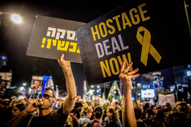 Gaza, almeno 20 morti negli ultimi raid. Proteste e blocchi a Israele per il rilascio degli ostaggi