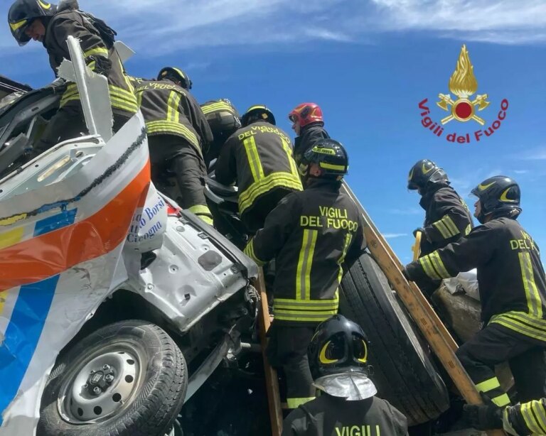 Sull’A1 un tir salta la corsia e finisce contro un caravan, tre morti e 18 feriti