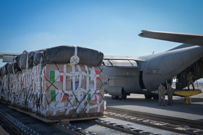 Da oggi l’Italia collabora al lancio aereo di aiuti umanitari a Gaza. Crosetto “Al lavoro per il cessate il fuoco”