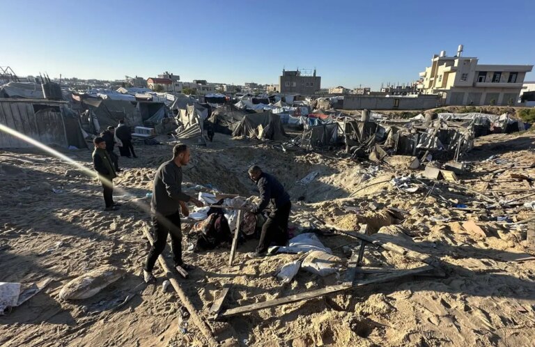 21 morti a Gaza negli ultimi raid israeliani. Colpito l’ospedale Nasser a Khan Yunis, “Tra le vittime anche un giornalista”