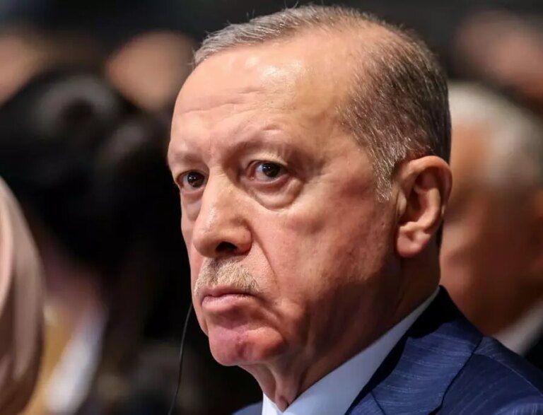 Erdogan sente Macron, Turchia disponibile a ospitare i colloqui di pace Russia-Ucraina