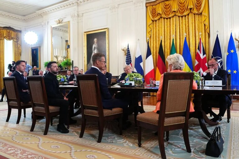 I leader Ue alla Casa Bianca insieme a Zelensky, Trump “Non serve un cessate il fuoco”. Poi chiama Putin