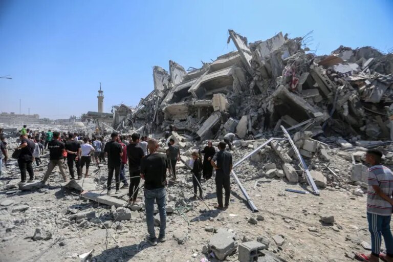 Media, a Gaza City almeno 17 vittime dall’alba. Hamas si prepara all’operazione israeliana e sposta alcuni ostaggi