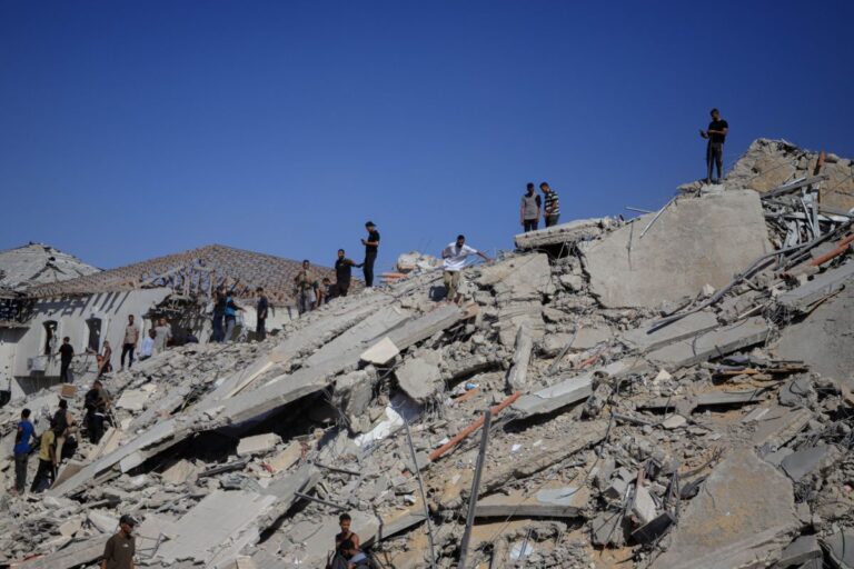 Prosegue l’offensiva israeliana a Gaza, 83 morti. Oms “Gli ospedali sono sull’orlo del collasso”