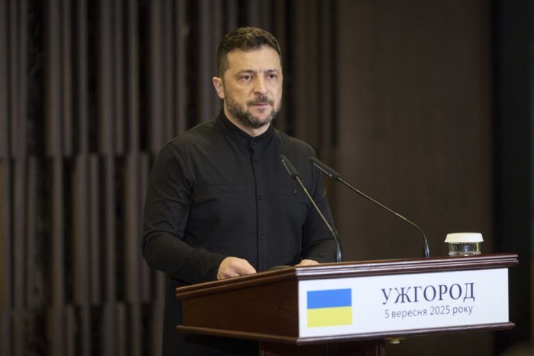 Ucraina, nella notte massiccio attacco russo: 580 droni e 40 missili lanciati. Zelensky “Basta perdere tempo, servono sanzioni”