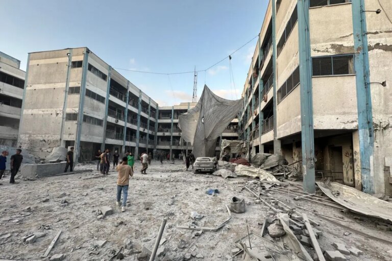 Attacchi aerei israeliani su Gaza City, colpita una tenda di sfollati: 4 morti e diversi feriti
