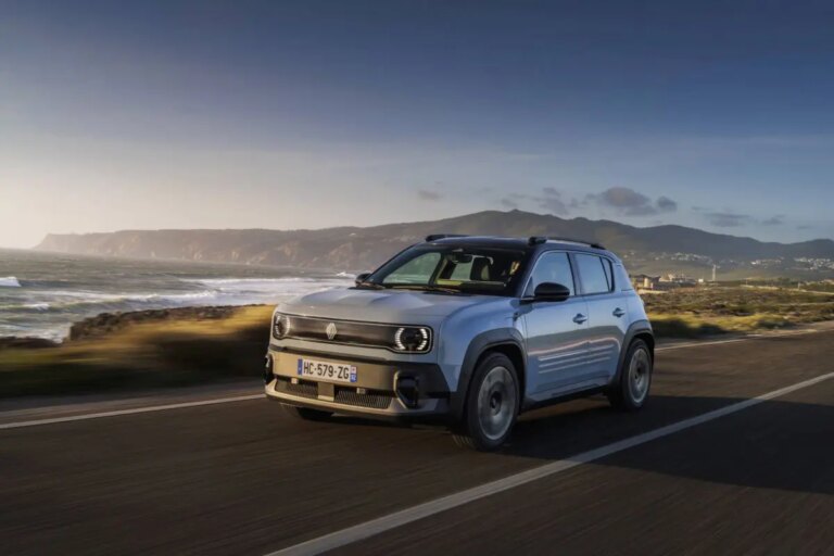 Arriva nelle concessionarie la nuova Renault 4 E-Tech Electric