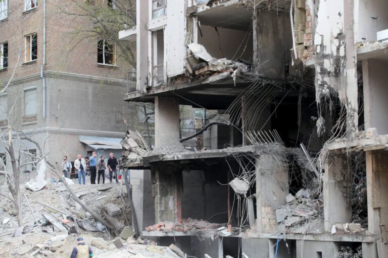 Attacco russo in Ucraina nella notte, almeno due morti. Allarme in Polonia
