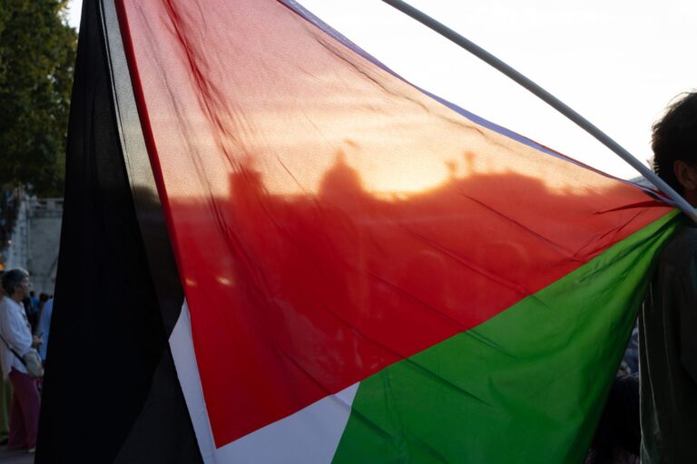Corteo pro Palestina, in migliaia nel fiorentino: traffico della A1 bloccato per un’ora, tensione fuori dall’azienda Leonardo