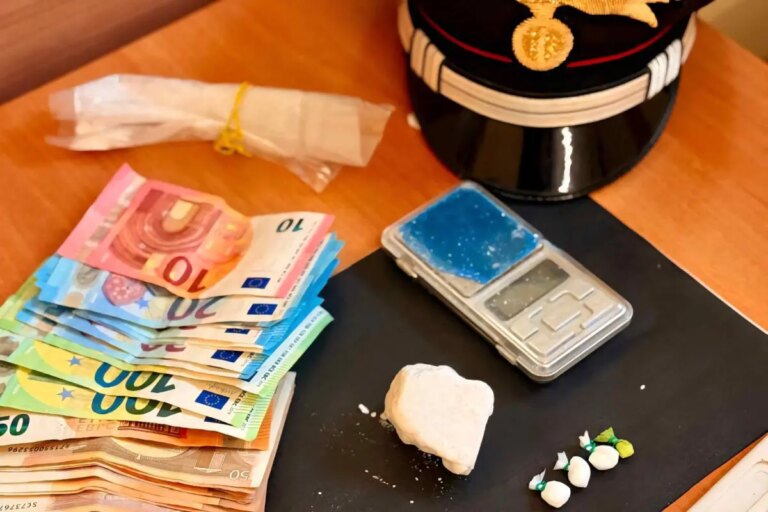 Blitz antidroga a Roma, arrestate 15 persone e sequestrate oltre 1,5 kg di sostanze stupefacenti