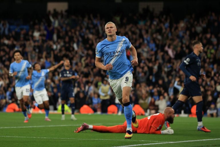 Napoli in inferiorità numerica per 70′, il Manchester City vince 2-0