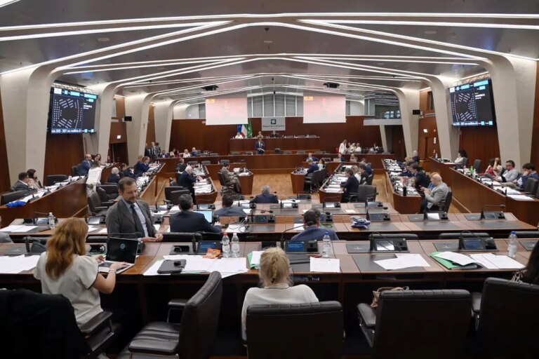Il centrosinistra occupa i banchi della Presidenza, Consiglio Regionale della Lombardia riconvocato