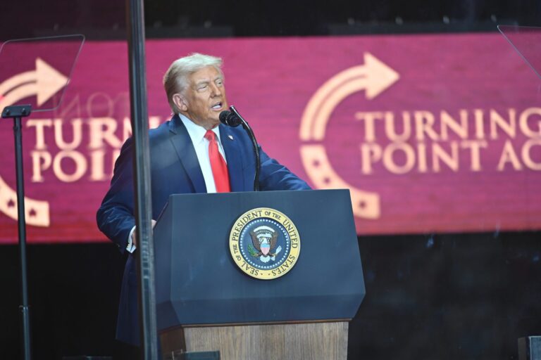 Trump celebra Charlie Kirk: “Ha cambiato la storia”. La vedova perdona il killer