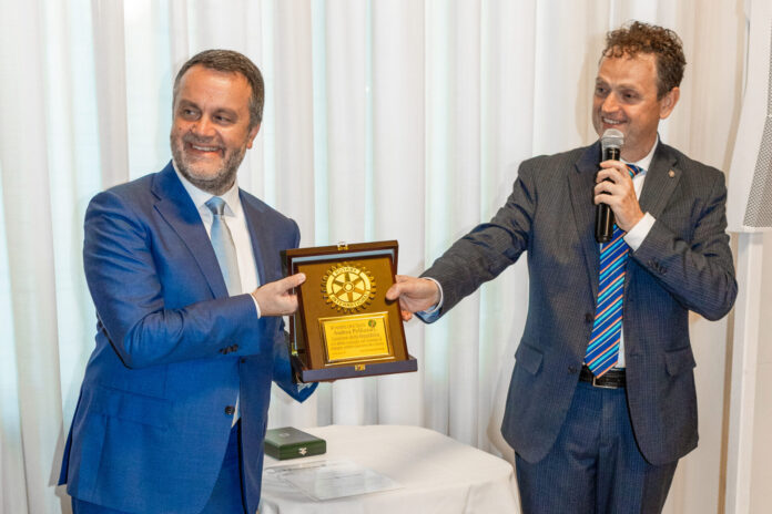 21 giugno 2025 Cavalierato OMRI_consegna targa da Presid. Rotary Vi Nord