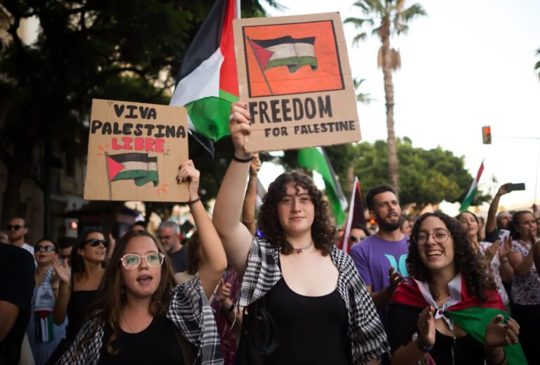 Al via lo sciopero generale, manifestazioni per Gaza in almeno 75 città: servizi a rischio