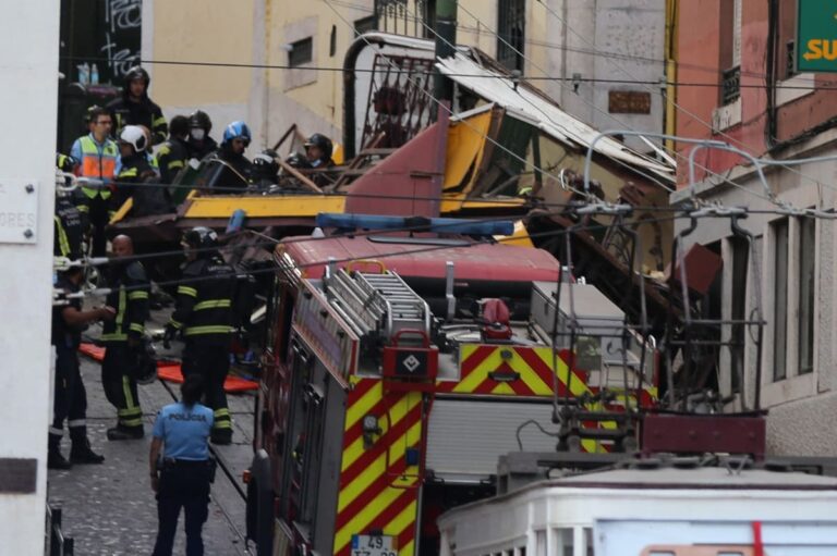Deraglia la funicolare Gloria di Lisbona, sale a 17 il bilancio dei morti. Tra i feriti anche un’italiana