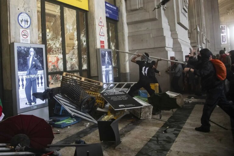 L’Italia in piazza per Gaza: guerriglia urbana a Milano, bloccata l’autostrada a Bologna / Foto e Video