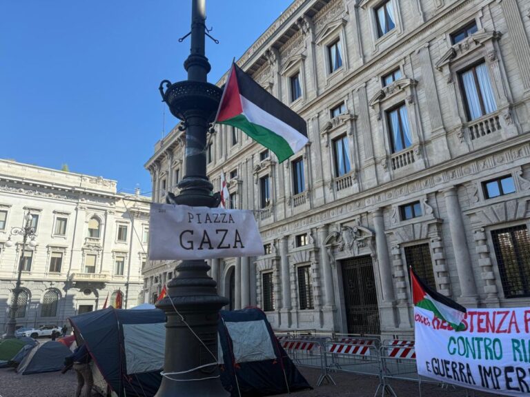 A Milano prosegue il presidio pro-Gaza in Piazza della Scala / Video
