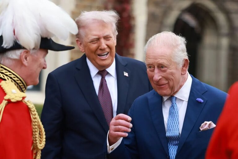 Re Carlo accoglie Trump al castello di Windsor
