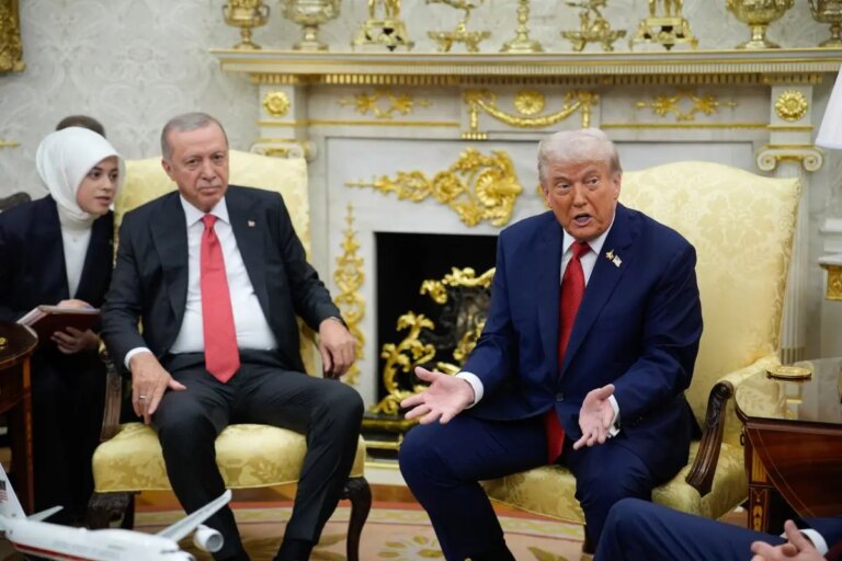 Trump riceve Erdogan e annuncia “Vicini ad accordo per Gaza. La Russia? Bombarda, ma non guadagna terra”