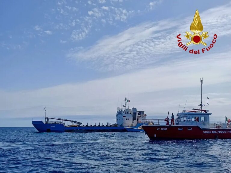 Peschereccio contro gli scogli nel Palermitano, illeso l’equipaggio