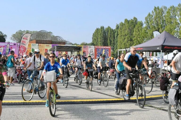 Quasi mille iscritti alla “Venezia in Bici” 2025