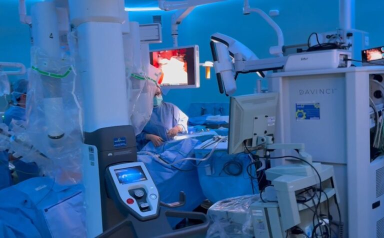 A Modena il primo trapianto di fegato da donatore vivente con un approccio completamente robotico