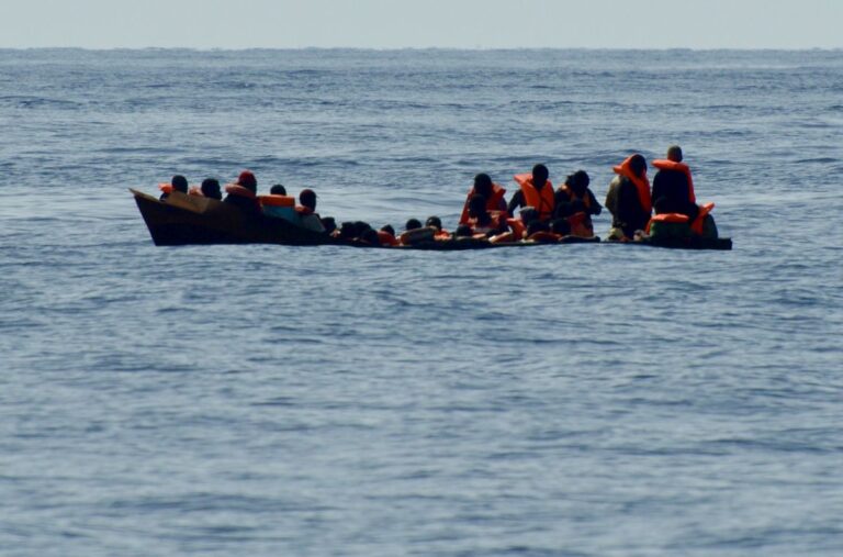 Ong Alarm Phone “Guardia costiera libica ha sparato contro barcone di migranti in zona soccorso maltese”